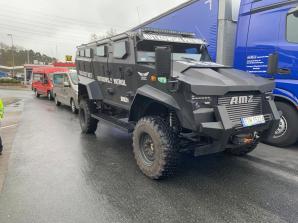 [VIDEO] Gruzińscy kierowcy nie chcą oddać polskiemu właścicielowi 70 TIR-ów! Czy niemiecka policja łamie prawo wobec interweniującego Biura Rutkowski oraz Telewizja.Patriot24.net?