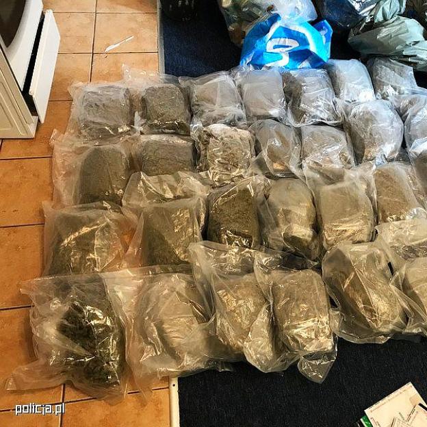 Policjanci zatrzymali 3 mężczyzn i kilkadziesiąt kilogramów narkotyków o wartości ponad miliona złotych