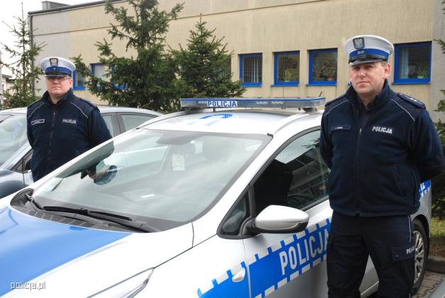 Policjanci uratowali rodzinę z płonącego budynku