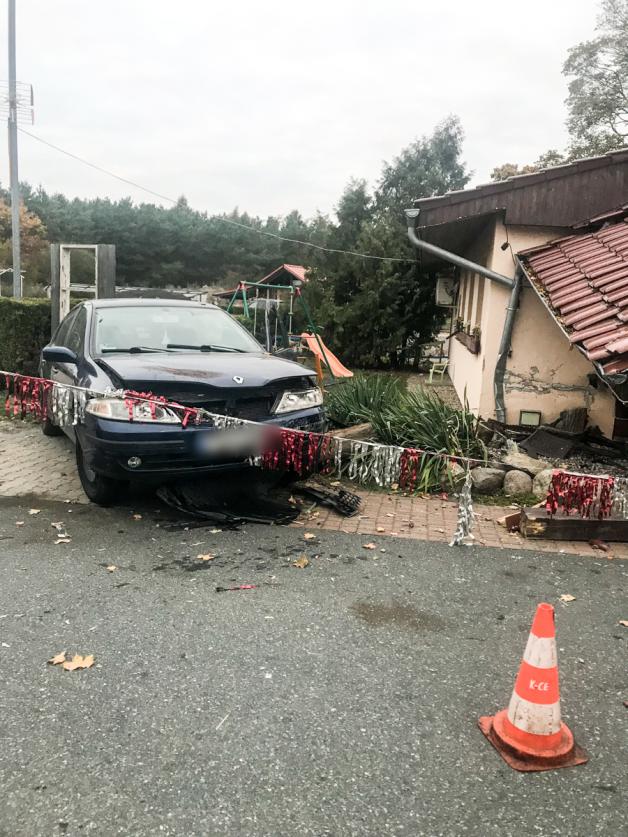 Nie miał uprawnień, wjechał w budynek. Sprawa 20-latka trafi do sądu